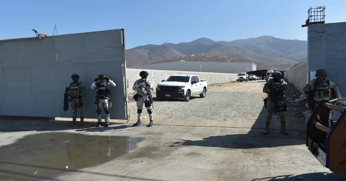 FGR decomisa 60 mil litros de ‘huachicol’ en Tijuana y revela toma clandestina junto a gasolinera Chevron FGR decomisa 60 mil litros de ‘huachicol’ en Tijuana y revela toma clandestina junto a gasolinera Chevron